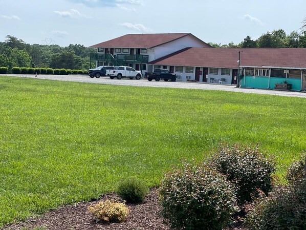 A grassy field with a building in the background. - Hotel Lake Anna (Spotsylvania)