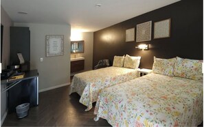 A bedroom with two beds, a desk, a chair, and a small table. - Hotel Lake Anna (Spotsylvania)