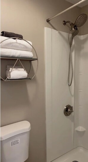 Standard Room | Bathroom | Shower, hair dryer, towels