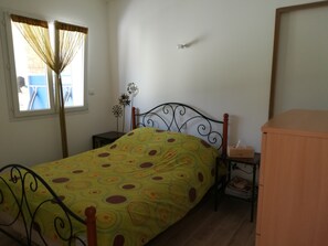 2 bedrooms, iron/ironing board, travel cot, free WiFi