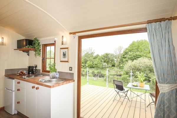 Cottage | Private kitchen | Fridge, microwave, toaster, cookware/dishes/utensils