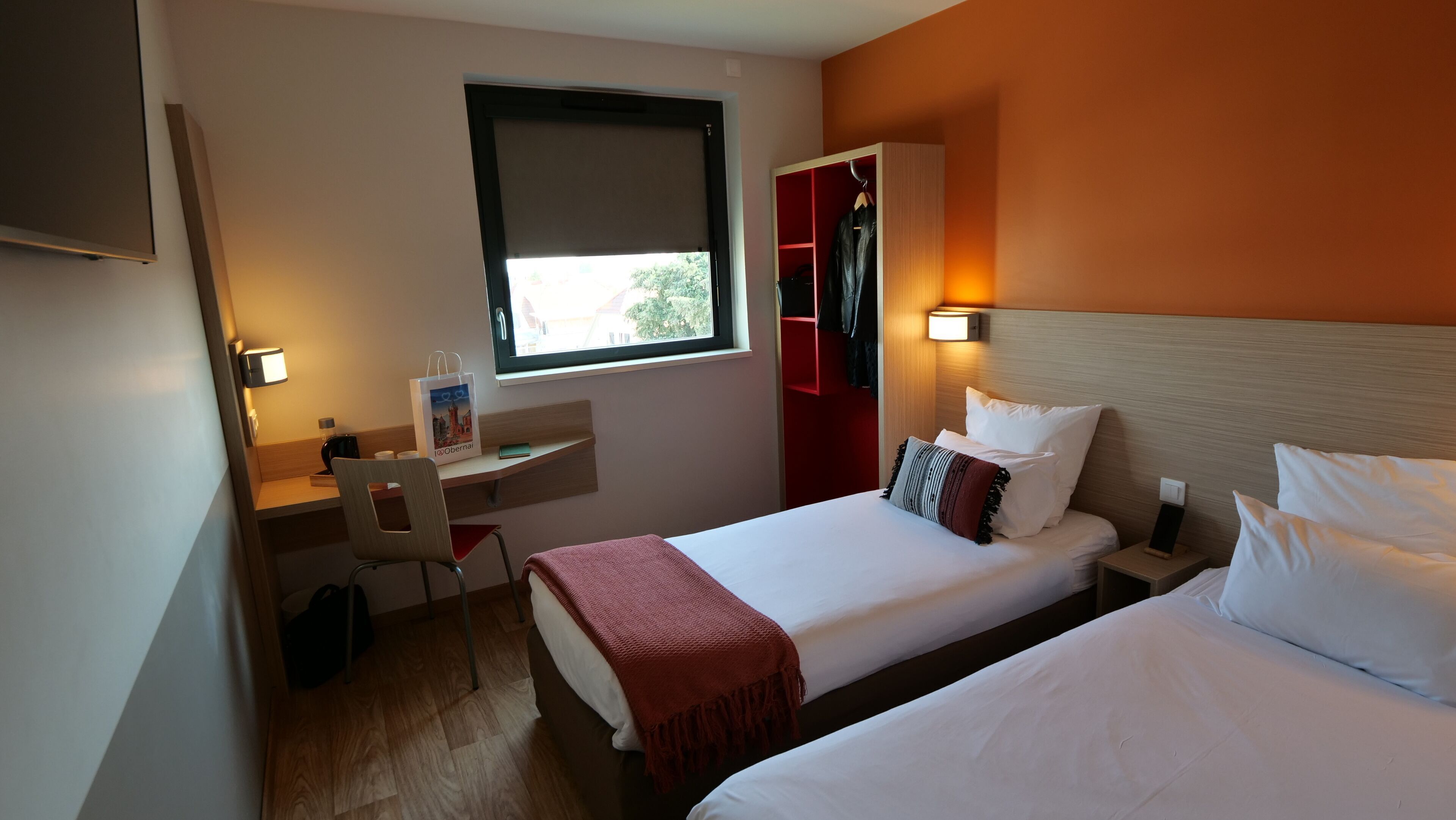 Desk, soundproofing, free WiFi, bed sheets