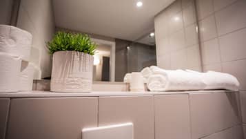 Een douche, handdoeken