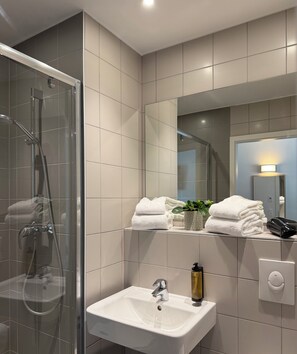 Chuveiro, toalhas de banho