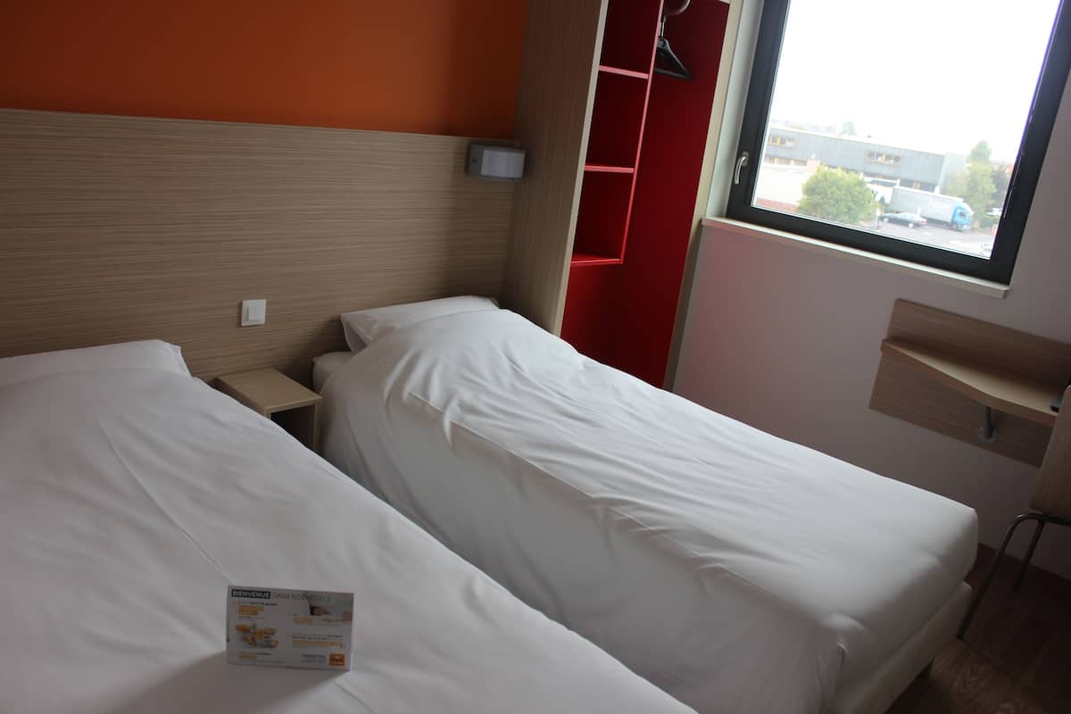 classic twin room | 1 bedroom, desk, soundproofing, free wifi
