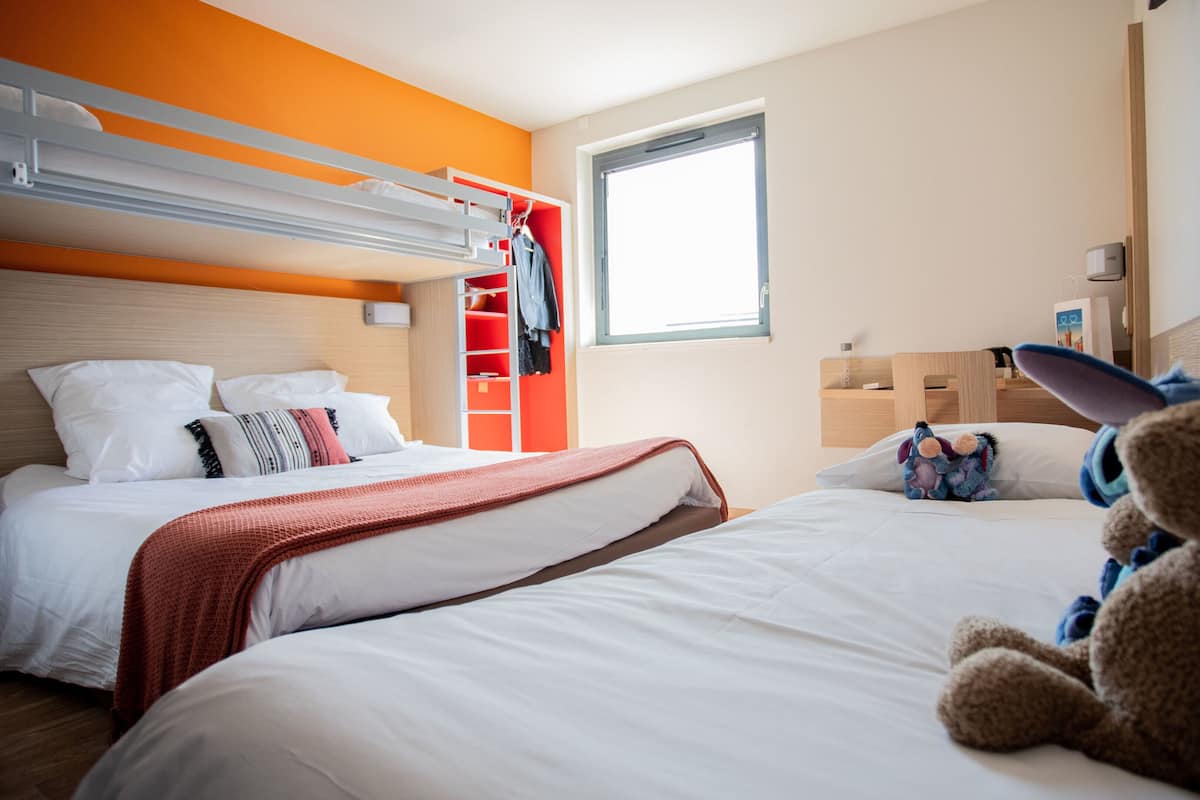 Desk, soundproofing, free WiFi, bed sheets