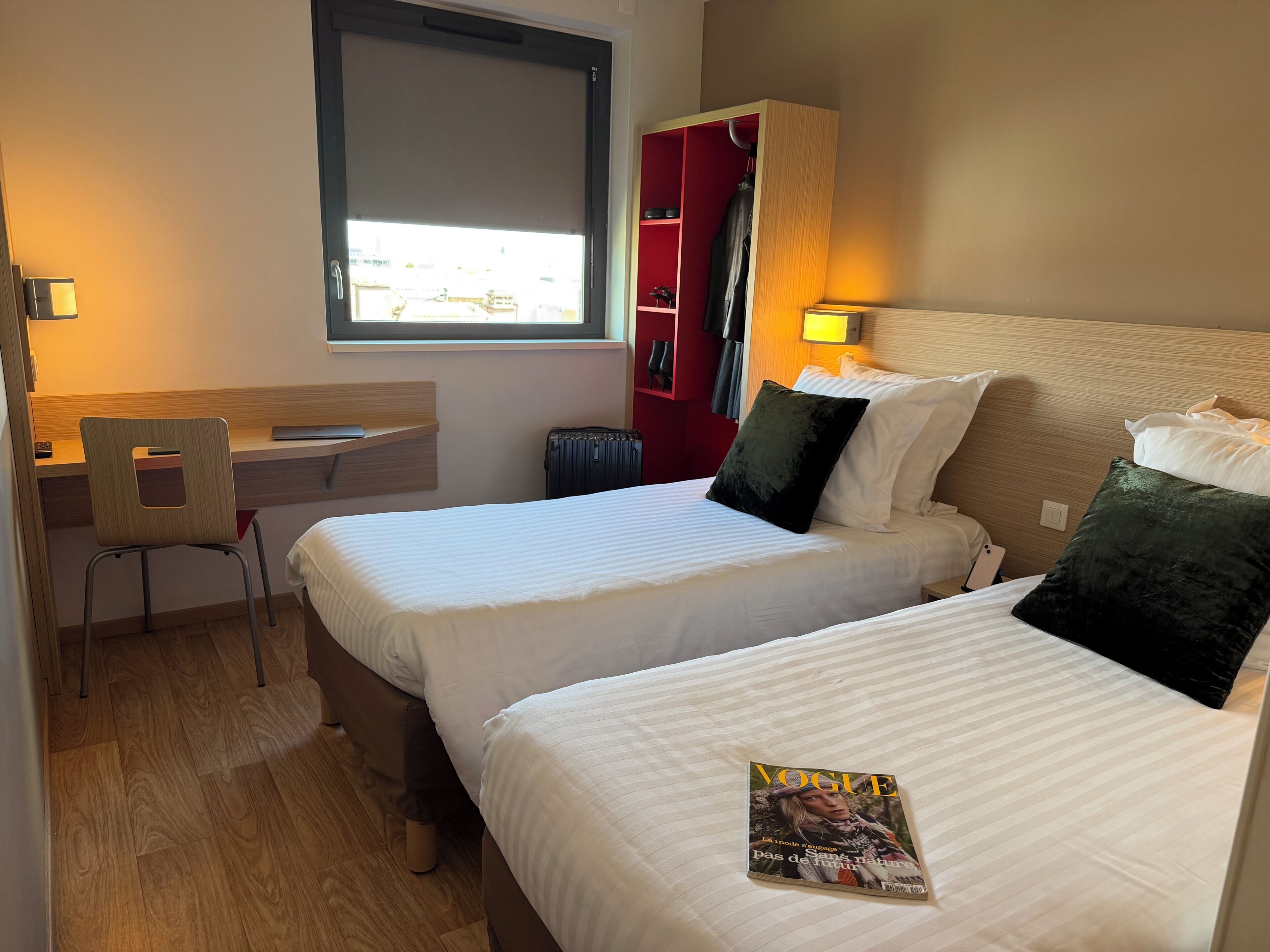 مكتب وتجهيزات عازلة للصوت وواي فاي مجانًا وملاءات أسرّة