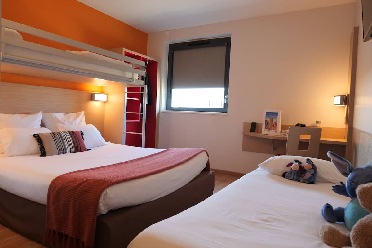 classic quadruple room | 1 bedroom, desk, soundproofing, free wifi