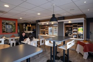 Daily buffet breakfast (EUR 12.50 per person) - Oneloft Hotel  (Obernai)