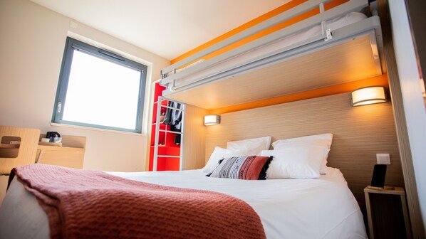 Classic Triple Room | Desk, soundproofing, free WiFi, bed sheets - Oneloft Hotel  (Obernai)