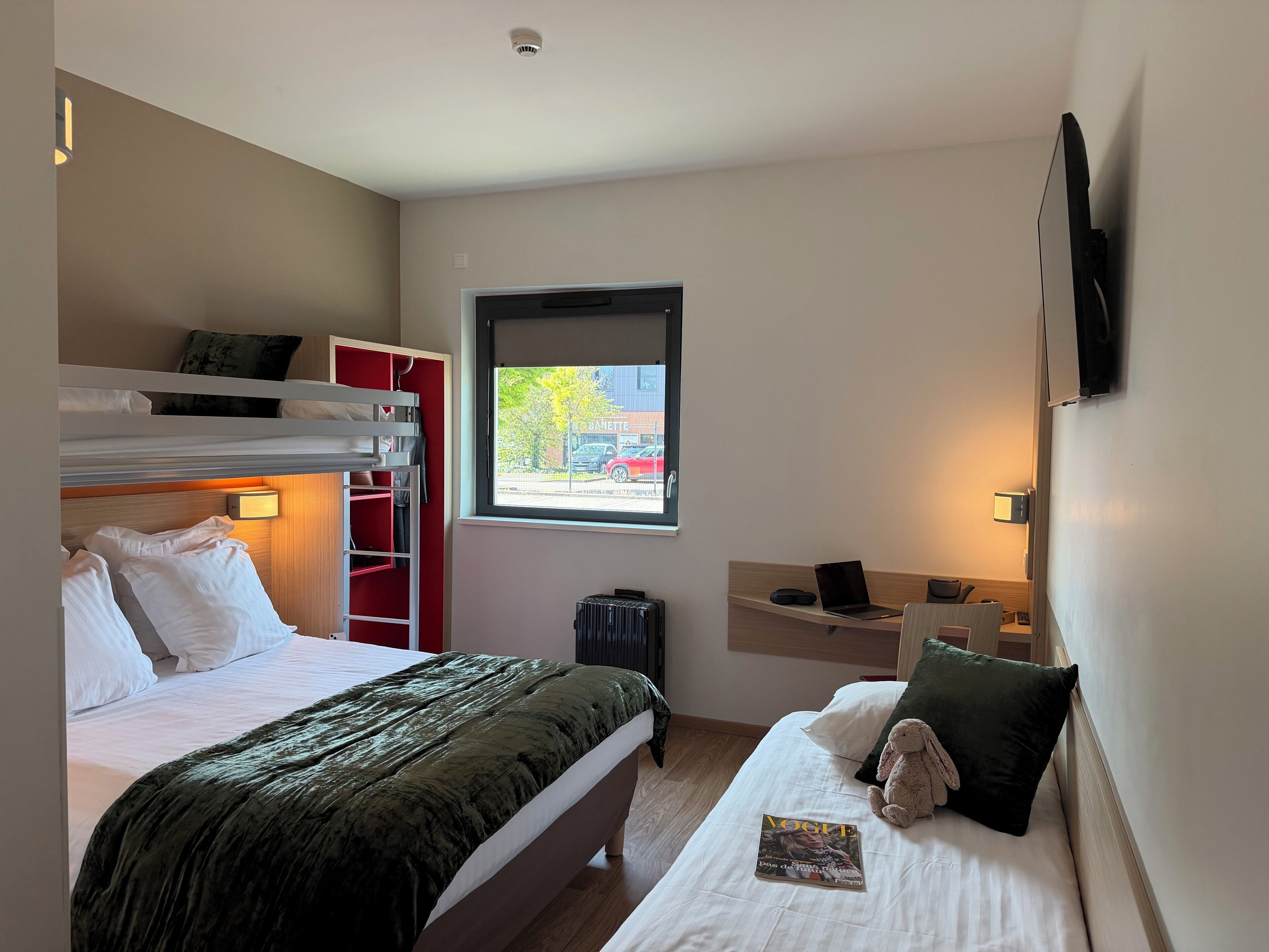 Classic Quadruple Room | Desk, soundproofing, free WiFi, bed sheets