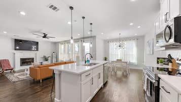 Refrigerador, microondas, horno, placa de cocina