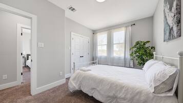 5 bedrooms, WiFi, bed sheets, wheelchair access