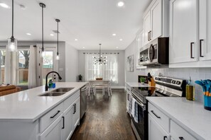 Fridge, microwave, oven, stovetop - Dallas Luxury New Build - Near Downtown (Dallas)