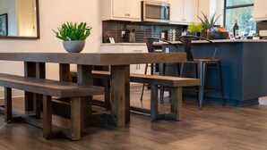 Une cuisine moderne avec un banc en bois, une plante en pot et un coin bar.