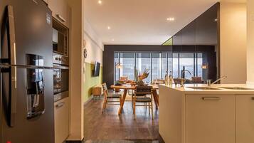 Kühlschrank, Mikrowelle, Ofen, Herdplatte