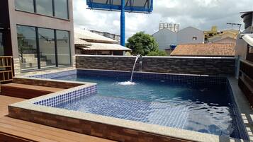 Piscina externa, funciona das 10h às 22h, espreguiçadeiras