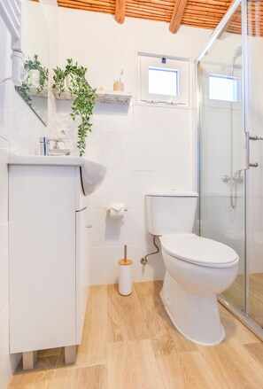 Shower, towels, soap, toilet paper - A small refuge in the south of Portugal (Alcaria Ruiva Mértola Beja)
