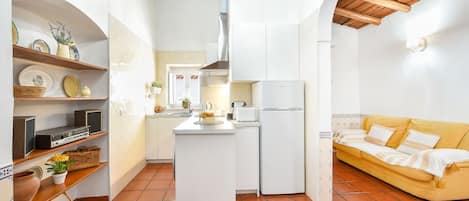 Réfrigérateur, four à micro-ondes, surface de cuisson, cafetiÚre-théiÚre