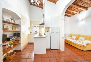 Kühlschrank, Mikrowelle, Herdplatte, Wasserkocher mit Kaffee-/Teezubehör