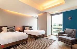 2 slaapkamers, een bureau, een strijkplank/strijkijzer, reisbedje