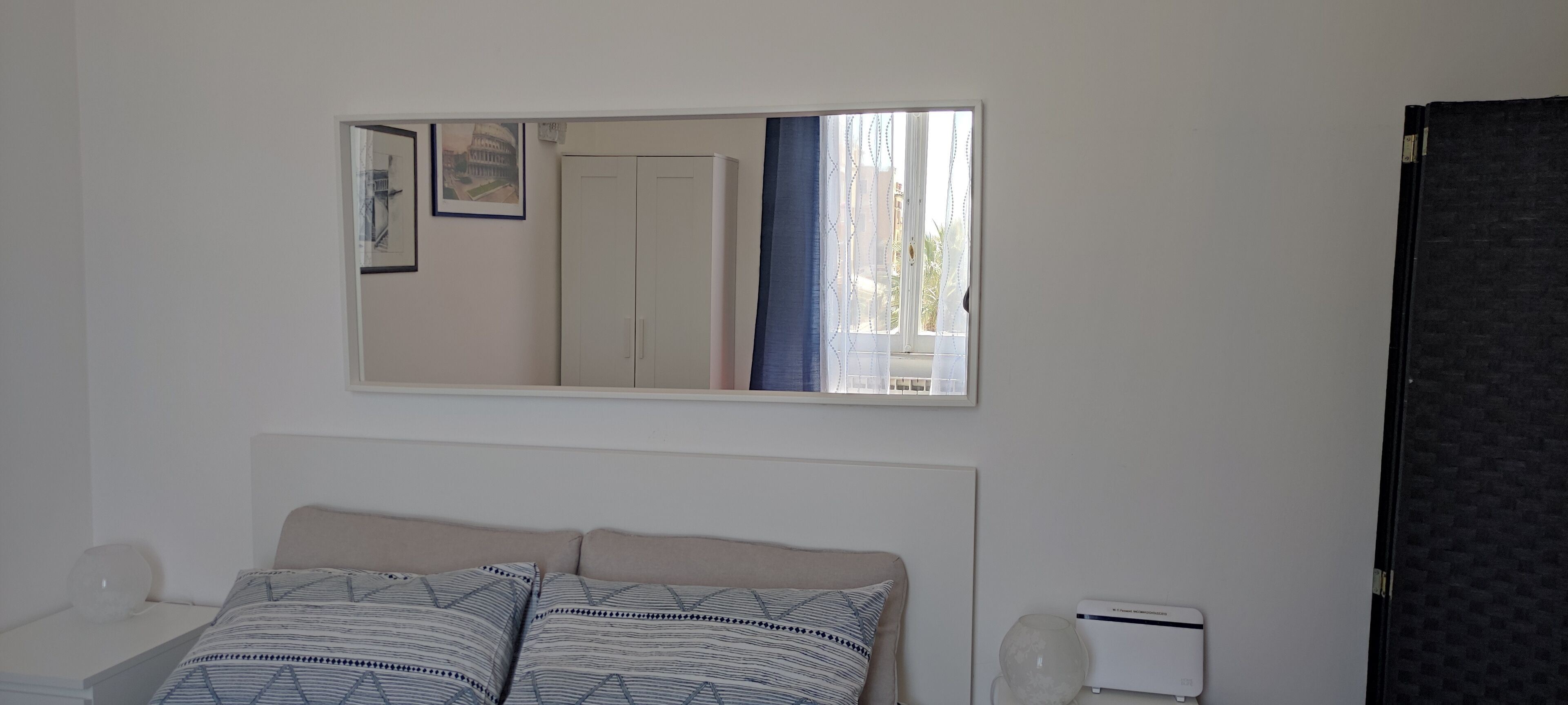 Een strijkplank/strijkijzer, reisbedje, gratis wifi, beddengoed