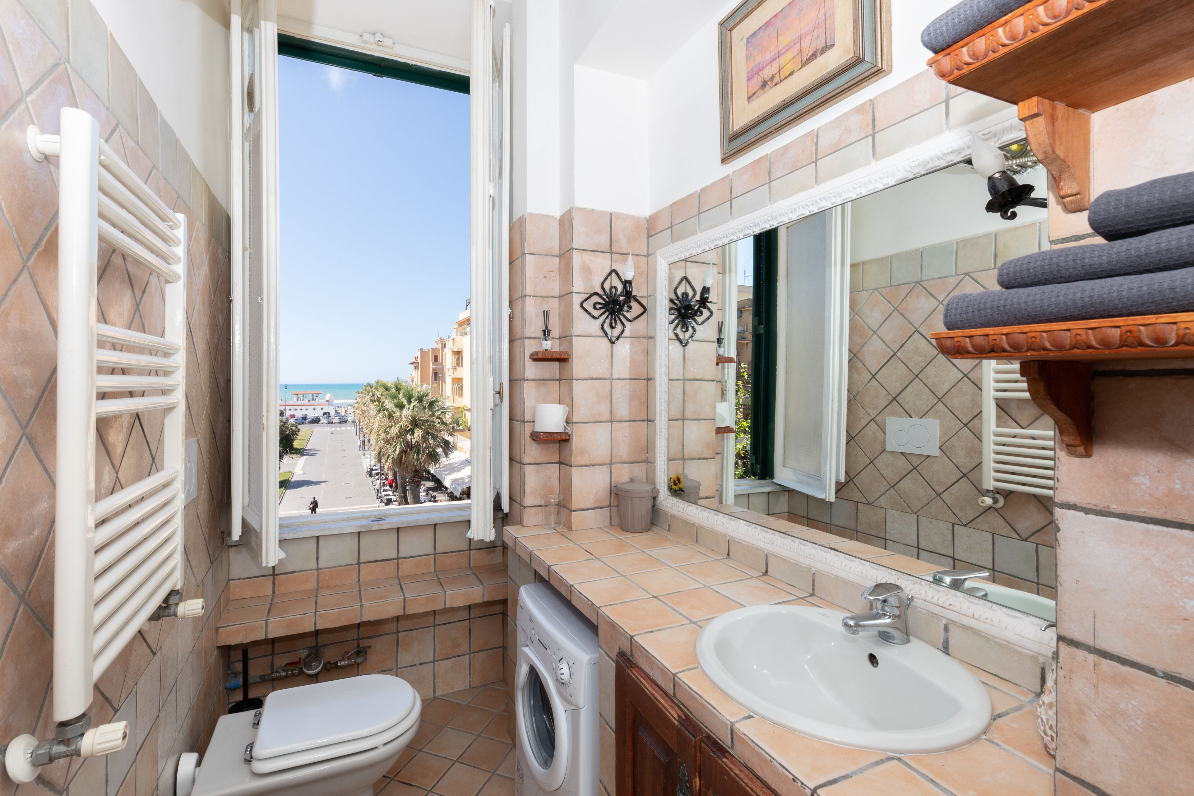 Een haardroger, handdoeken, zeep, shampoo