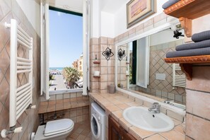 Secadora de cabello, toallas, jabón, shampoo 