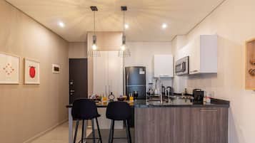 KĂŒhlschrank, Mikrowelle, Ofen, Herdplatte