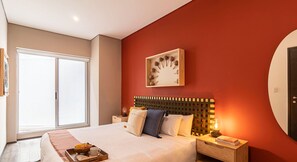 2 عدّة غرف نوم وأغطية فراش متميزة ومكتب ومكواة/لوح كي