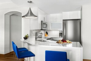 ثلاجة، ميكروويف، فرن، موقد طهي مسطح