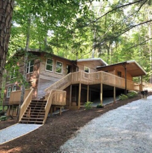 Christy's Creekside Cabin - calm, cozy, comfort