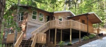 Christy's Creekside Cabin - calm, cozy, comfort