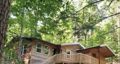 Christy's Creekside Cabin - calm, cozy, comfort