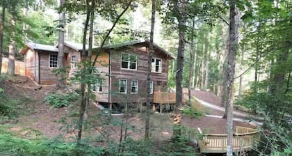 Christy's Creekside Cabin - calm, cozy, comfort