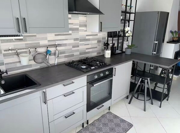 Fridge, oven, stovetop, coffee/tea maker