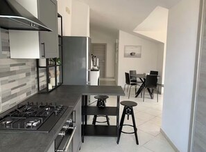 Fridge, oven, stovetop, coffee/tea maker
