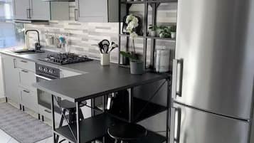 Fridge, oven, stovetop, coffee/tea maker