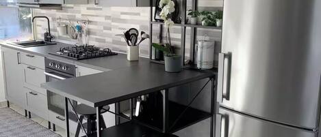 Een koelkast, een oven, een kookplaat, een koffiezetapparaat/waterkoker