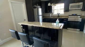 Refrigerador, microondas, horno y cafetera y tetera