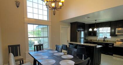 Kika’s House-Lovely 4 Bedroom Home, Entertainment Patio, newly furnished