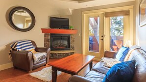 Smart TV, fireplace, books, offices - "Evergreen" at Solara Resort (Canmore)