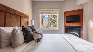 2 bedrooms, iron/ironing board, travel crib, WiFi (free) - "Evergreen" at Solara Resort (Canmore)