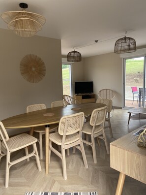 Dining - 6/8 person gîte with swimming pool and jacuzzi (Thésée)
