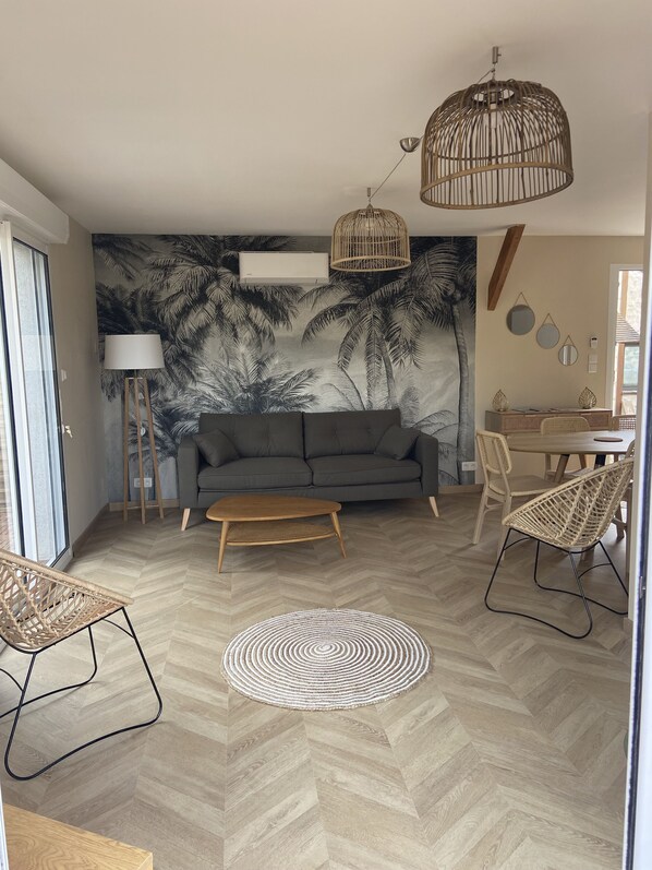 TV connectée, table de tennis de table, livres