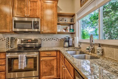 Corona Victorian! Hot Tub & Walk to Downtown