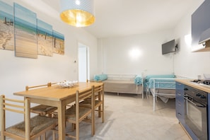 Standard Apartment Ibisco | Living area | 32-inch TV with satellite channels