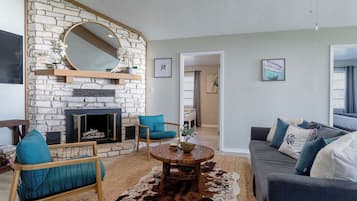 Una Smart TV, una mesa de tenis de mesa