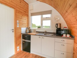 Casa de campo | Cozinha privada | Geladeira, chaleira elétrica, talheres/pratos/utensílios de cozinha