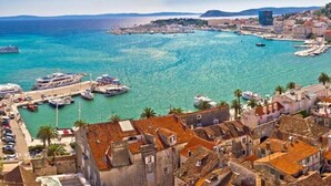 A coastal town with historic buildings, a marina with boats, and a clear view of the sea. - 3 minutes to the Diocletian's Palace! Two bedroom cosy apartment (Split)